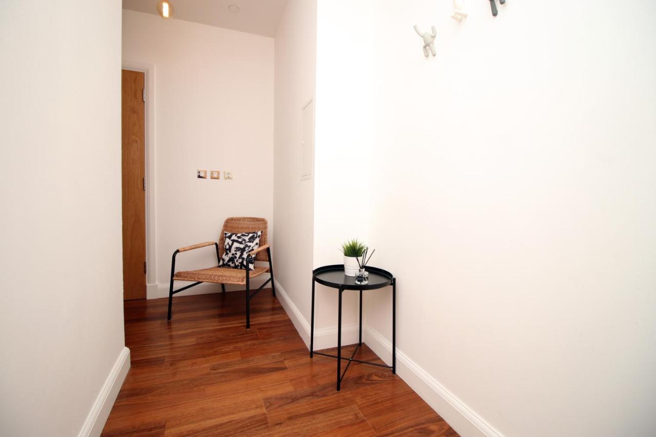 No 2 Under The Clock By Ssw - 2Br, Right In The City Centre, Sleeps 6 Кардиф Екстериор снимка