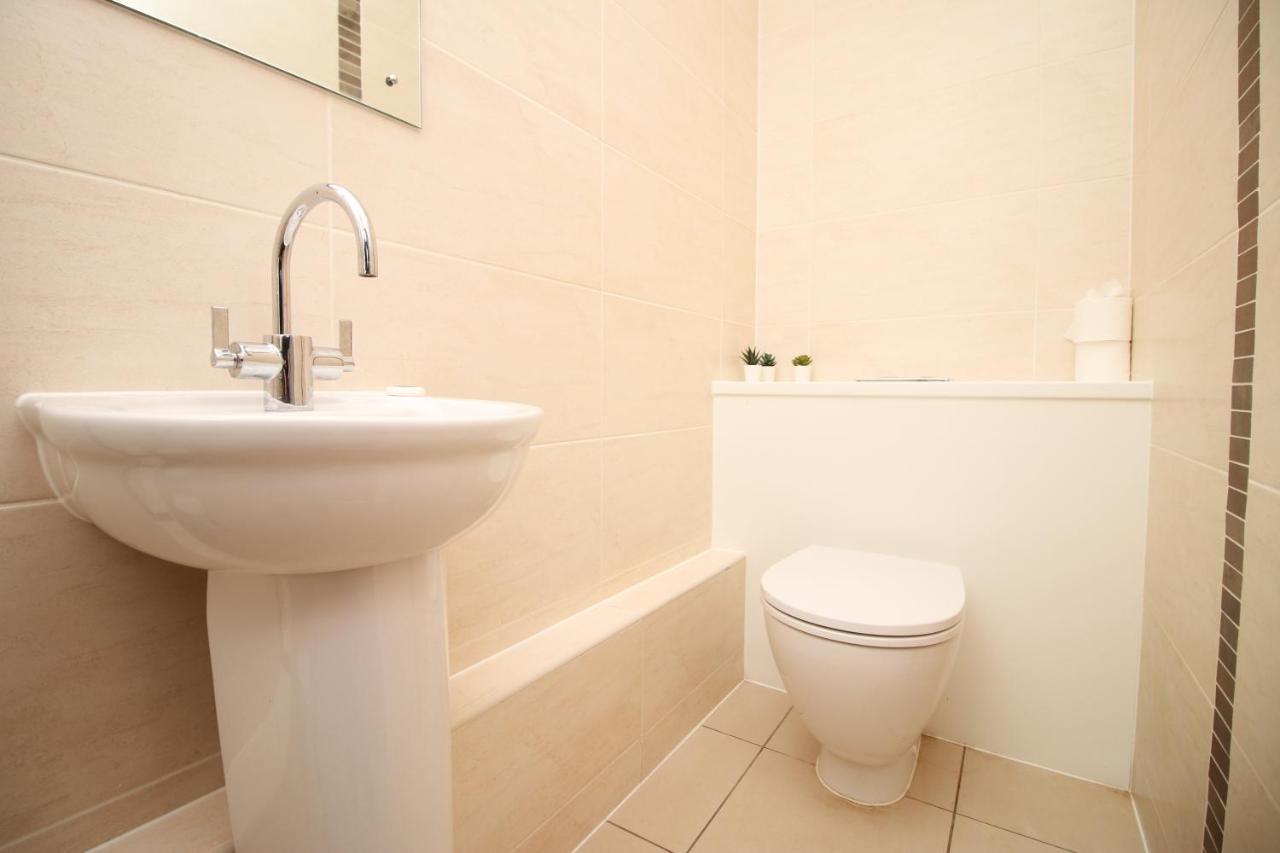 No 2 Under The Clock By Ssw - 2Br, Right In The City Centre, Sleeps 6 Кардиф Екстериор снимка