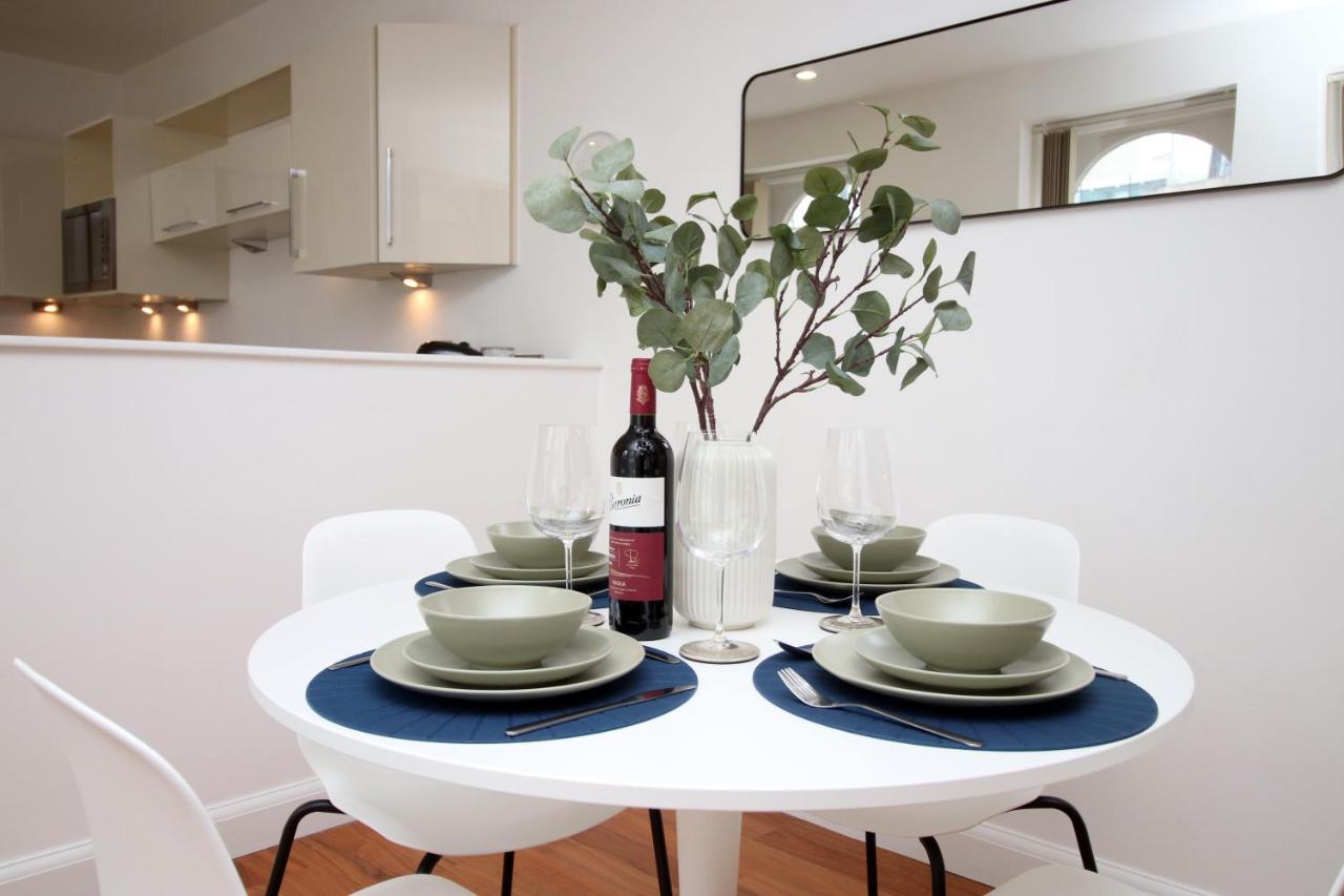 No 2 Under The Clock By Ssw - 2Br, Right In The City Centre, Sleeps 6 Кардиф Екстериор снимка