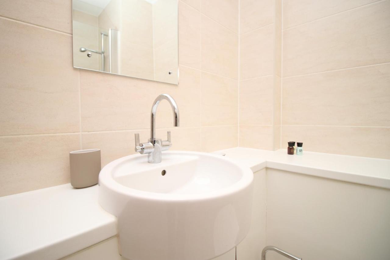No 2 Under The Clock By Ssw - 2Br, Right In The City Centre, Sleeps 6 Кардиф Екстериор снимка