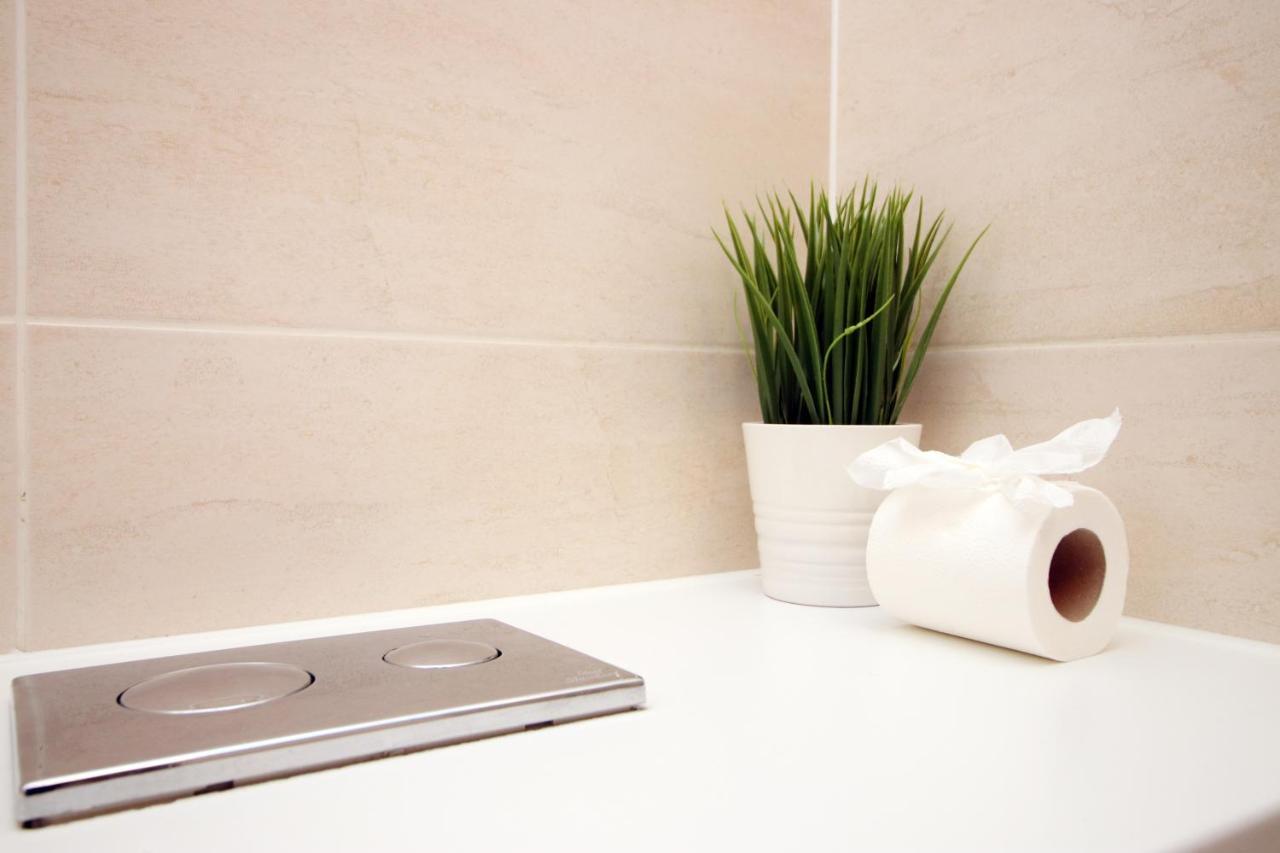 No 2 Under The Clock By Ssw - 2Br, Right In The City Centre, Sleeps 6 Кардиф Екстериор снимка